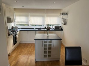 Fridge, microwave, oven, dishwasher - 15 Heath Court - NEW Listing - sleeps 6 guests  in 3 bedrooms (Brixham)