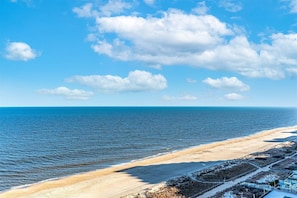 På stranden