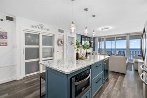 KjĆøleskap, mikrobĆølgeovn, ovn og kokeplater