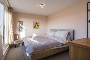 Iron/ironing board, free WiFi, bed sheets