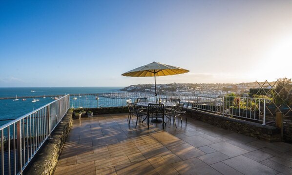 Outdoor dining - La  Mouette - NEW listing - sleeps 8 guests  in 4 bedrooms (Brixham)