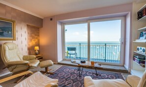 TV - La  Mouette - NEW listing - sleeps 8 guests  in 4 bedrooms (Brixham)