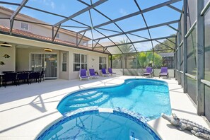 Alberca al aire libre y alberca climatizada