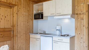 Réfrigérateur, micro-ondes, plaque de cuisson, cafetiÚre/bouilloire