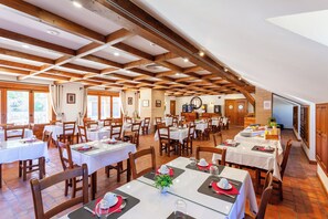 Daily continental breakfast (EUR 12 per person) - DWO Rioja Wine Hotel (Cenicero)