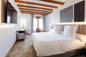 Down comforters, minibar, in-room safe, desk - DWO Rioja Wine Hotel (Cenicero)