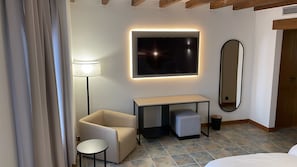 Edredón, minibar, caja de seguridad en la habitación y escritorio 