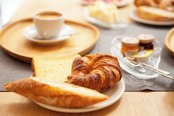 Daily continental breakfast (EUR 12 per person)