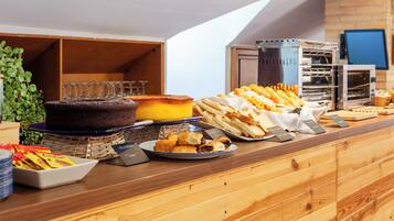 Daily continental breakfast (EUR 12 per person)