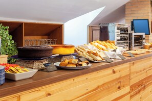 Daily continental breakfast (EUR 12 per person)