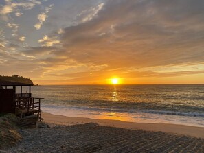 Pantai pribadi, pasir putih, kursi berjemur, dan 6 bar pantai