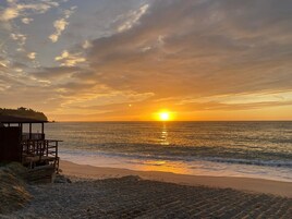 Playa privada, arena blanca, sillas reclinables de playa