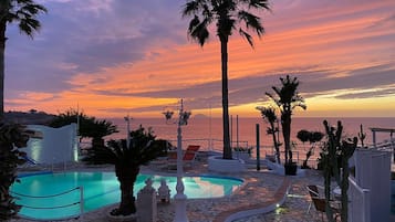 Una piscina al aire libre de temporada