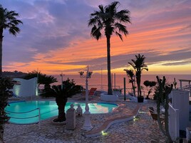 Una piscina al aire libre de temporada