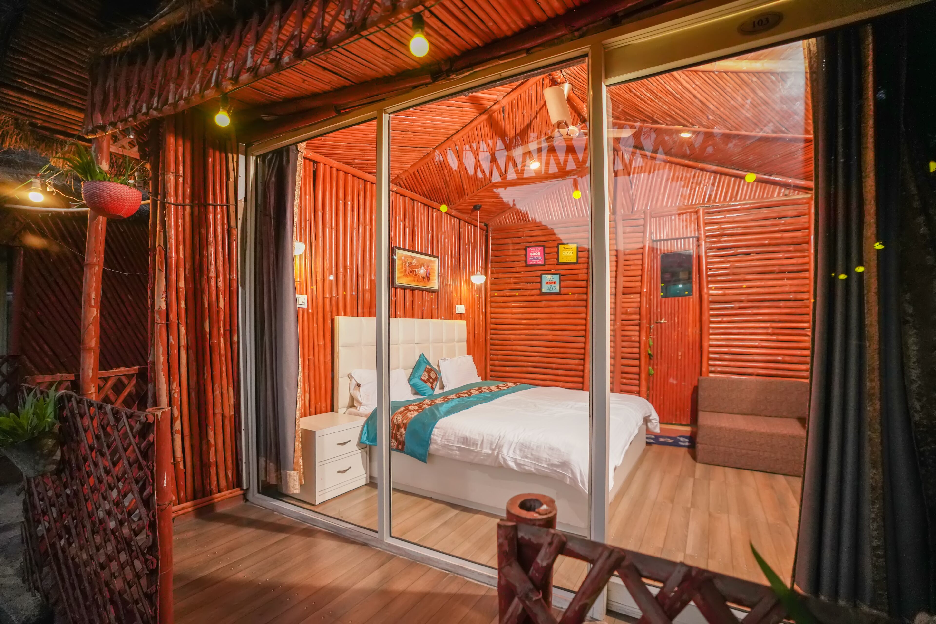 Luxe kamer, uitzicht op rivier | Een kluis op de kamer, gratis wifi