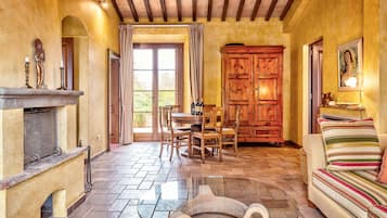 Télévision, cheminée, lecteur de DVD, table de tennis de table