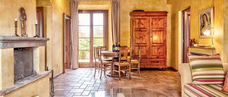 Televisio, takka, DVD-soitin, pöytätennispöytä