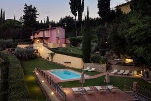 A two-story house with a swimming pool, surrounded by a well-maintained garden and trees. - Villa Sunshine (Gambassi Terme)