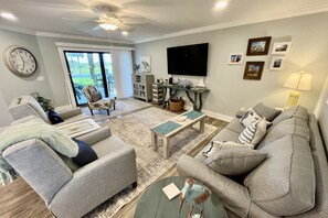 TV, table tennis - Beach beauty, just steps to the beach!!! (St. Augustine)
