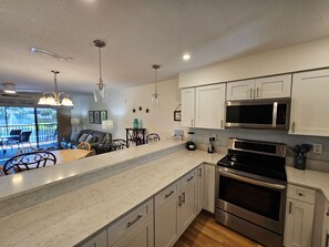 Refrigerador, microondas y horno 