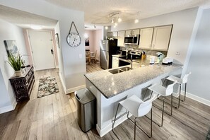 Refrigerador, microondas y horno 