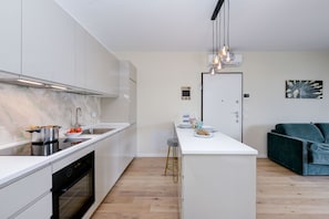 Réfrigérateur, un four, lave-vaisselle, cafetière-théière