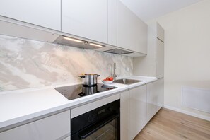 Fridge, oven, dishwasher, coffee/tea maker