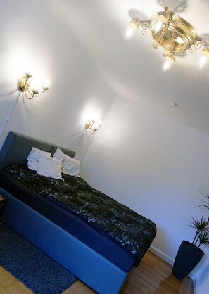 1 chambre, bureau, fer et planche Ă repasser, lit parapluie
