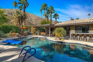 Outdoor pool - Casa de Las Puertas – Palm Springs Oasis with Pool, Spa, Fire Pit & Mountain Views (Palm Springs)