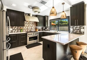 Frigorifero, microonde, forno, piano cottura