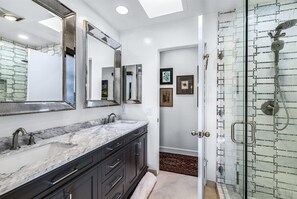 Badewanne, Haartrockner, Handtücher, Seife