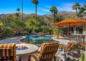 Outdoor pool - Casa de Las Puertas – Palm Springs Oasis with Pool, Spa, Fire Pit & Mountain Views (Palm Springs)