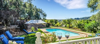Four Sisters Escape sleeps 10, Healdsburg pool