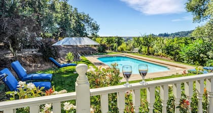 Four Sisters Escape sleeps 10, Healdsburg pool