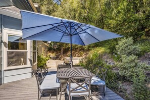 Outdoor dining - Healdsburg Gorgeous Farmhouse for 10, Pool,Spa,BBQ (Healdsburg)