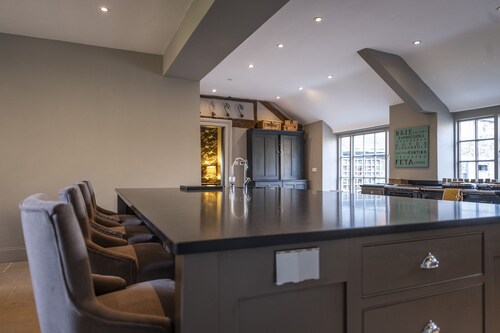 Great Alder House -Huge Georgian Country House in the Welsh Hills sleeps 12