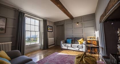 Great Alder House -Huge Georgian Country House in the Welsh Hills sleeps 12