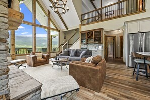 Televisión y chimenea 