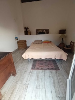 2 bedrooms, WiFi, bed sheets