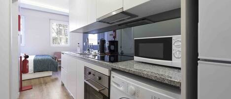 Een koelkast, een microgolfoven, een oven, een kookplaat