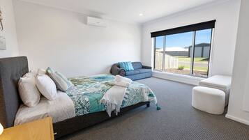 3 slaapkamers, een strijkplank/strijkijzer, gratis wifi, beddengoed