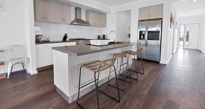 Aqua Views: Views towards the beautiful Gippsland Lakes and Eagle Point Bay