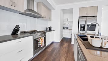 Een koelkast, een magnetron, een oven, een kookplaat