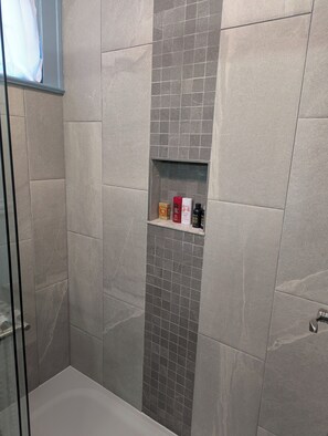 Een douche, een haardroger, handdoeken, zeep