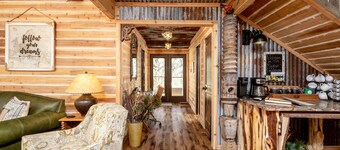 Magical Treehouse on the Brazos River with spiral slide off the deck! 350 acres! Tubing!