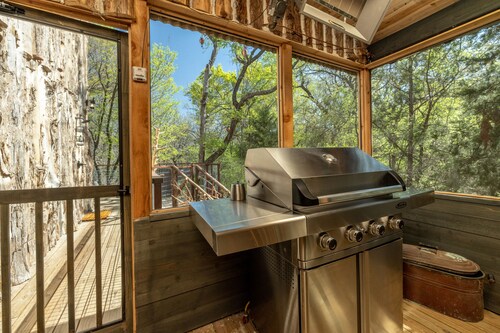 Magical Treehouse on the Brazos River with spiral slide off the deck! 350 acres!  Tubing!