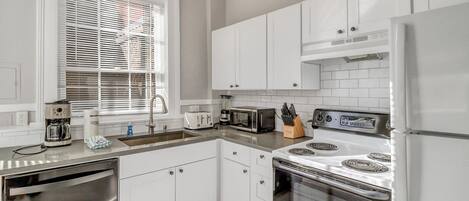 Jääkaappi, mikroaaltouuni, uuni, liesi