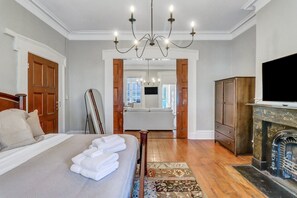1 habitación, escritorio, tabla de planchar con plancha y wifi gratis 