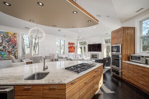 Kylskåp, mikrovågsugn, ugn och spishäll