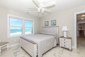 North Oceanfront Bedroom with Queen Bed - Sandy Toes - Enormous 5BR Oceanfront Home with Apartment (Surf City)